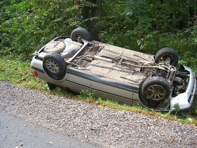 Audi, który jechali 25-letni kierowca, 20-letnia pasażerka i czteromiesięczne dziecko wpadło do rowu i dachowało.