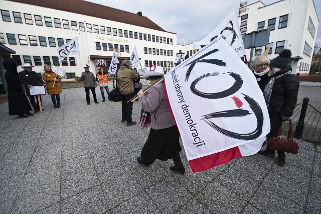 Po fali protestów przeciwko upartyjnianiu sądów przez rządzących, które zorganizował w weekend KOD w całym kraju, w poniedziałek  przed Sądem Okręgowym w Koszalinie odbyła się kolejna pikieta. Tym razem organizatorem było Stowarzyszenie Inicjatywa Polska.