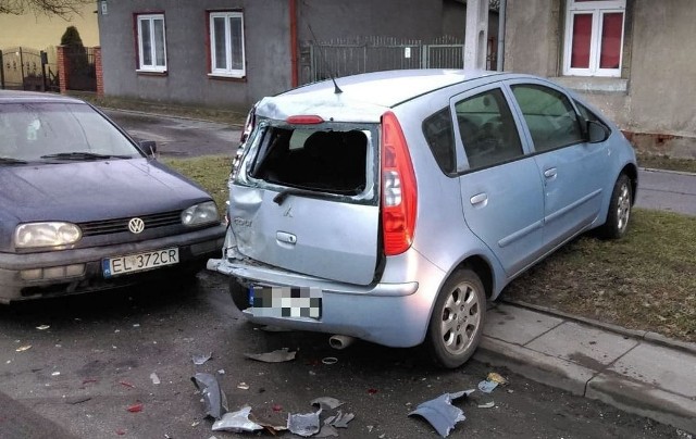 Ogromnego pecha miał właściciel srebrnego mitsubishi colt, który we wtorek rano  zaparkował auto przy ul. Traktorowej na wysokości numeru 89. Kilka minut po godz. 7 przejeżdżająca tamtędy ciężarówka zahaczyła o wspomniane auto i przez kilkadziesiąt metrów ciągnęła je za sobą!Więcej zdjęć i informacji - KLIKNIJ DALEJ