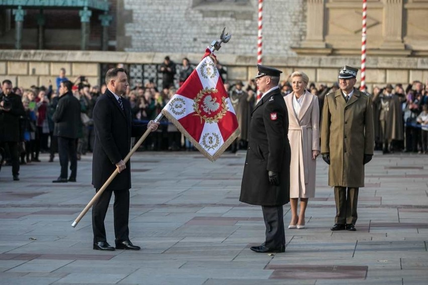 Prezydent Andrzej Duda wręczył sztandar wojskowy 3. Regionalnej Bazie Logistycznej w Krakowie [ZDJĘCIA]