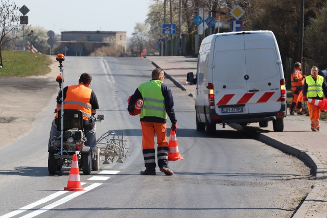 Na drogach powiatowych trwa wiosenne malowanie oznakowania poziomego