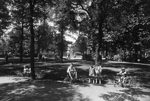 Park Kościuszki w Katowicach przed wojną. Zdjęcia pochodzą z Narodowego Archiwum CyfrowegoZobacz kolejne zdjęcia. Przesuwaj zdjęcia w prawo - naciśnij strzałkę lub przycisk NASTĘPNE