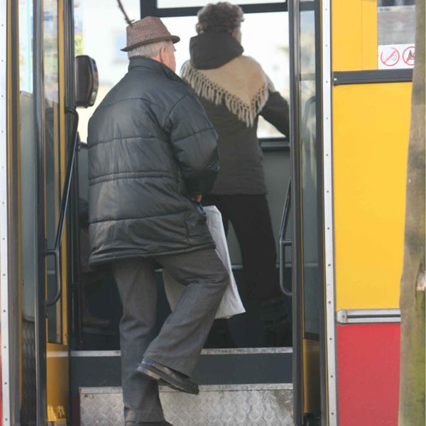 W autobusach MPK w Rzeszowie emeryci korzystają z ulgowych biletów, muszą jednak posiadać dodatkową legitymację. Można je wyrobić w kasach firmy przy ulicach: Grottgera oraz  Lisa-Kuli.