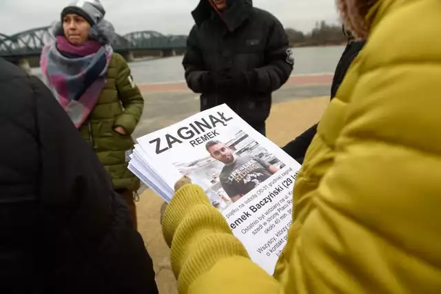 Coraz więcej osób także poza granicami kraju włącza się w pomoc w poszukiwaniach mieszkańca Torunia. Ostatnio zaproponowano przetłumaczenie plakatów o zaginięciu Remigiusza na różne języki obce. Z każdą godziną przybywa przetłumaczonych plakatów. Konferencja o zaginionym Remigiuszu w Toruniu