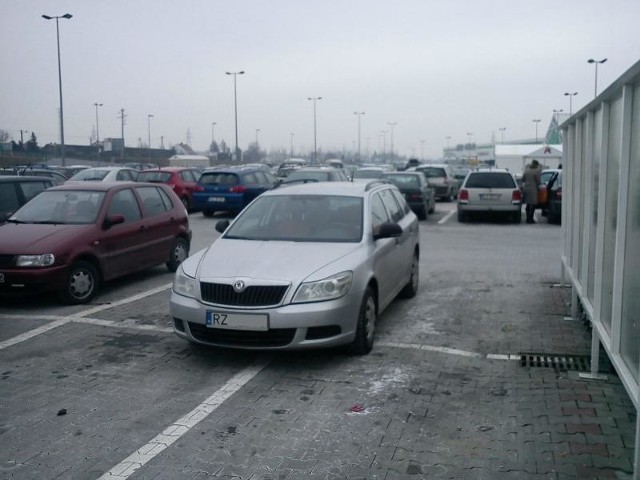 Parking przed hipermarketem Auchan w Krasnem k. Rzeszowa.