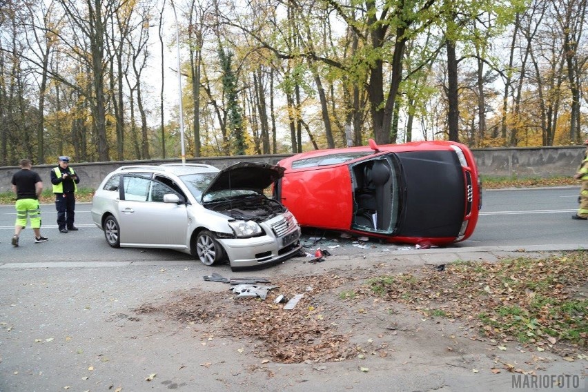 Audi, po zderzeniu z toyotą, przewróciło się na bok....
