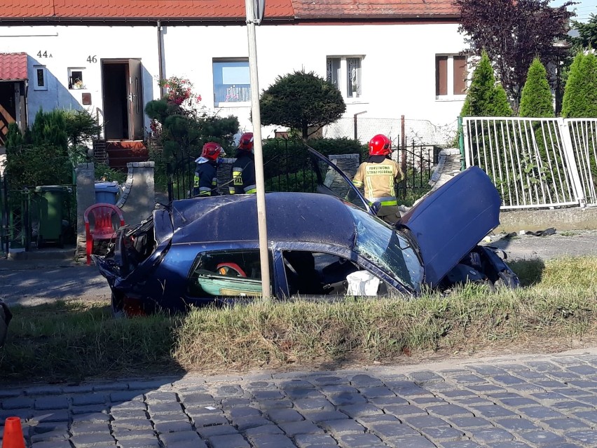 Groźny wypadek na Maślickiej przy AOW. Auto dachowało i uderzyło w płot posesji (ZDJĘCIA)