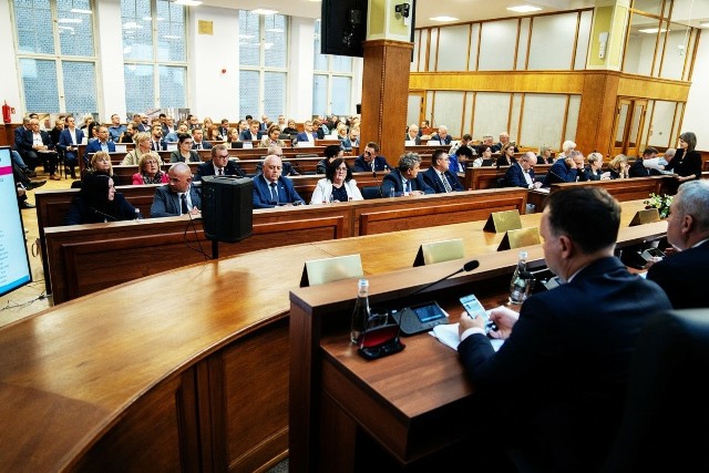 Komisarz wyborczy zdecydował, że w Łodzi w najbliższych wyborach do sejmiku, wybieranych będzie nie dziewięciu, a ośmiu radnych. Do łódzkiego sejmiku nadal wybieranych będzie 33 radnych, ale mandat odebrany Łodzi trafi do okręgu w innej części Łódzkiego, na czym w sensie politycznym może zyskać PiS, który od jesieni 2018 roku rządzi województwem.