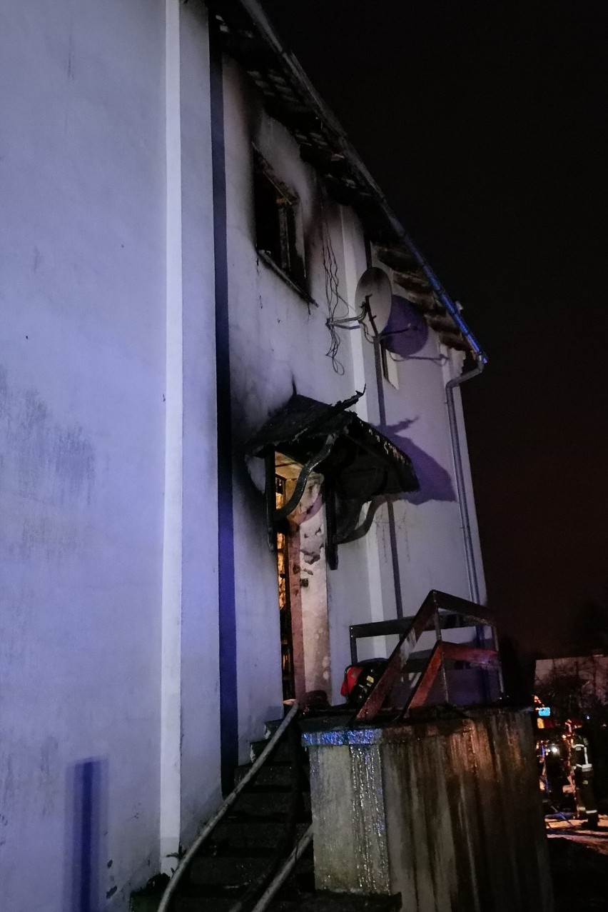 Pożar budynku mieszkalnego w Zacharzowicach. W akcji brało udział 38 strażaków