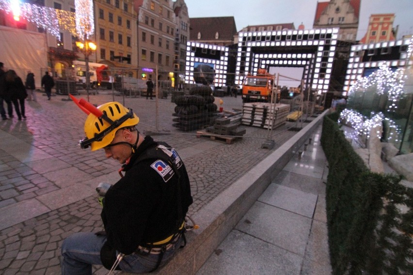 Wrocław: Sylwestrowa scena w Rynku nabiera kształtów (ZDJĘCIA)