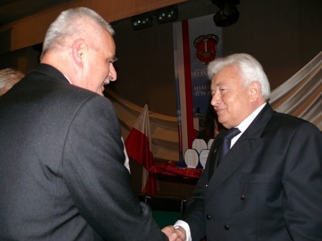 Odznakę "Zasłużony dla miasta&#8221; otrzymuje doktor Stanisław Siatka (z prawej) gratuluje mu (z lewej) Kryspin Bednarczyk przewodniczący Rady Miasta i Gminy Staszów.