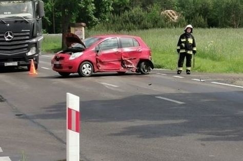 Gmina Przytyk. Wypadek w Oblesie. Zderzyły się dwa samochody, jeden z kierowców w szpitalu