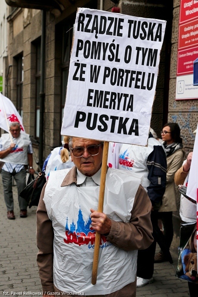 Wrocław: Emeryci blokowali ulicę Piłsudskiego (ZDJĘCIA)