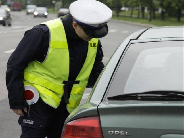 Dwóch mężczyzn wepchnęło 55-latka siłą do bagażnika samochodu, powodem mogła być zemsta za kradzież podrobów mięsnych z lodówki.