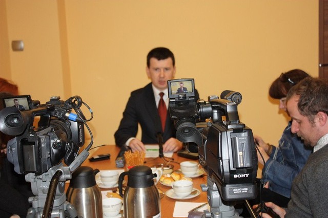 Na konferencji prasowej poseł Jarosław Górczyński mówił m.in. o spotkaniu z dyrektorem Celsy Josepem Vilasecą.