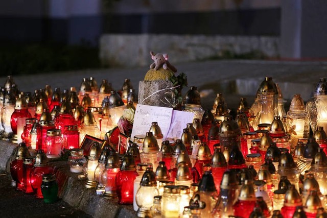 Przed blokiem, w którym zamordowano Annę i jej dwie córeczki, nadal płoną znicze. Odbyły się pogrzeby ofiar i sprawcy. Ten ostatni zbulwersował rodzinę ofiar i mieszkańców Bytomia Odrz.