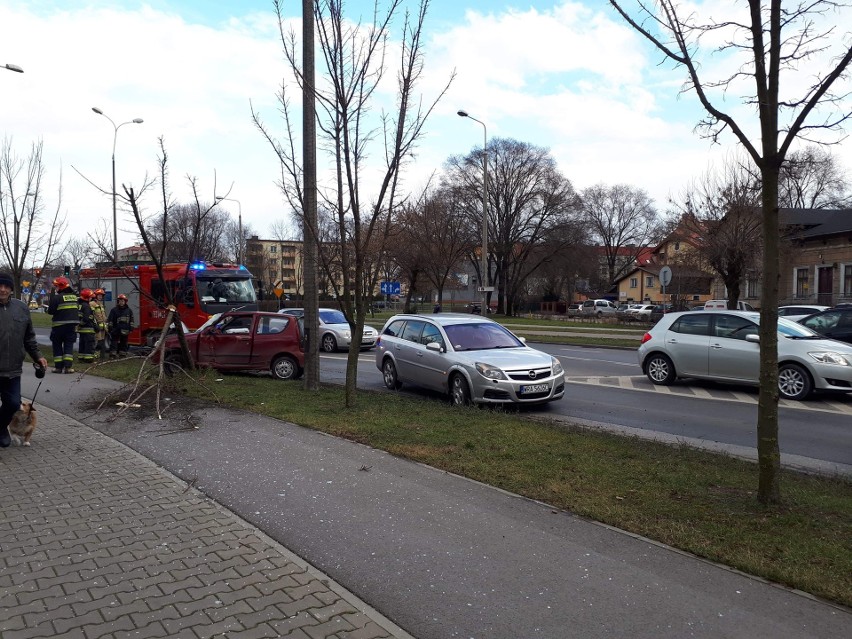 Kolizja na ulicy Okulickiego w Radomiu. Zderzyły się ze sobą dwa samochody osobowe