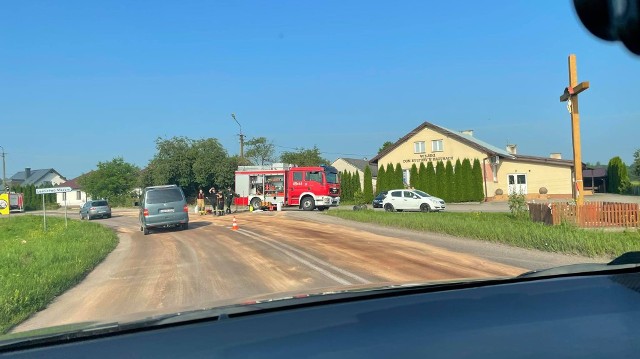 Mazury. Akcja strażaków na drodze nr 678. Utrudnienia w ruchu przez rozlane paliwo