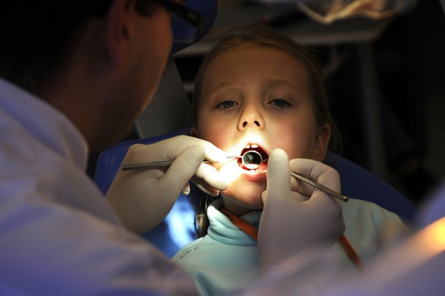 Jak dbać o zęby? Dzieci trzeba przyprowadzać do stomatologa jak najwcześniej, zanim pojawią się ubytki