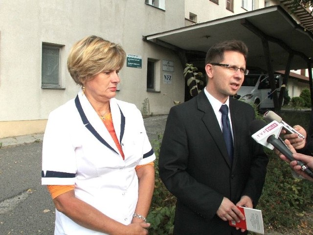 Mariusz Olszewski z Polskiej Partii Pracy i pielęgniarka Elżbieta Bremer walczą o to, aby nie doszło do prywatyzacji.