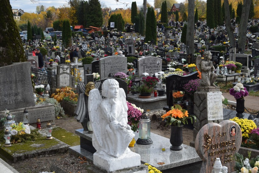 Kobieta zniszczyła 30 nagrobków na cmentarzu w Kościerzynie. Grozi jej do 5 lat więzienia
