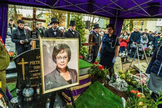 Zmarła Lucyna Andrysiak, działaczka harcerska, pedagog i samorządowiec. W poniedziałek odbył się jej pogrzeb.Lucyna Mieczysława Andrysiak urodziła się 2 stycznia 1955 w Bydgoszczy - ukończyła m.in. Studium Podyplomowe w Zakresie Edukacji Europejskiej- pracowała jako pedagog w Zespole Szkół Elektronicznych w Bydgoszczy,- w 1990 roku została komendantem Chorągwi Kujawsko-Pomorskiej Związku Harcerstwa Polskiego- w 1998 roku została wybrana na radną sejmiku kujawsko-pomorskiego I kadencji. Uzyskiwała reelekcję w 2002, 2006 i 2010- w latach 2000-2007 była przewodniczącą sejmiku dwóch pierwszych kadencji. W 2014 nie zdobyła ponownie mandatu- była członkiem trzech Komisji: Ochrony Środowiska, Gospodarki Wodnej i Poszanowania Energii; Promocji i Ochrony Zdrowia; Odznaki Honorowej za Zasługi dla Województwa Kujawsko-Pomorskiego- odznaczona Krzyżem Kawalerskim Orderu Odrodzenia Polski (2014) i Złotym Krzyżem Zasługi (2002)Interesowała się ekologią, turystyką i żeglarstwem.(PK)