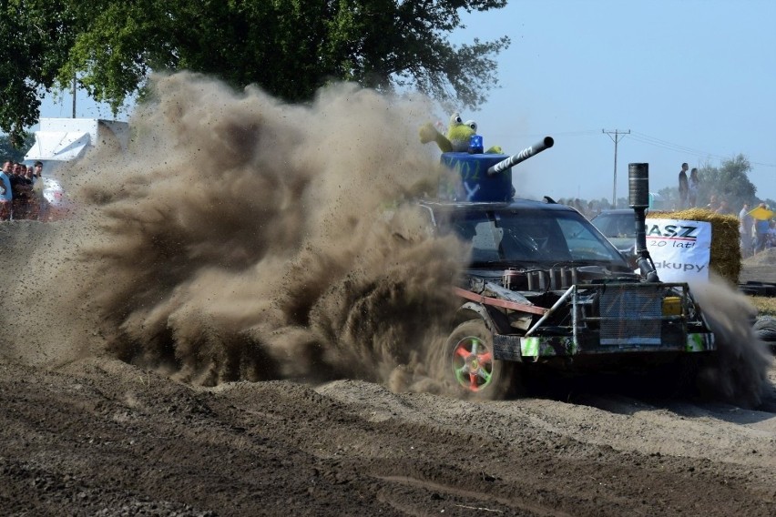 W Słońsku pod Inowrocławiem trwa Wrak Race....