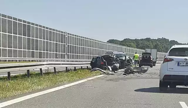Wypadek na autostradzie A4 w Damienicach, jedna osoba ranna, utrudnienia w ruchu, 11.08.2021