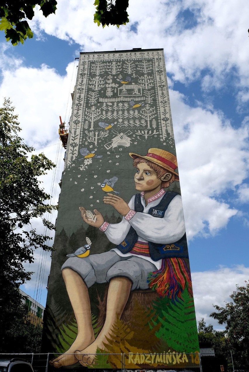Mural w Białymstoku chłopiec z tkaniną i pieczenie chleba