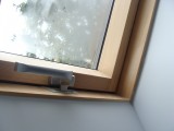 Kondensacja pary wodnej na szybie okna dachowego