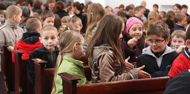 Dzieci podczas mszy za ofiary katastrofy w Smoleńsku w kościele św. Jacka