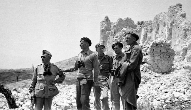 Konstanty Skąpski (pierwszy z prawej) pod Monte Cassino, po zdobyciu klasztoru. Drugi od lewej – generał Władysław Anders