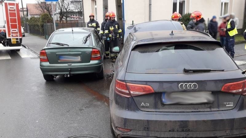Nowy Sącz. Wypadek na ul. Paderewskiego, zderzyły się dwa samochody osobowe [ZDJĘCIA]