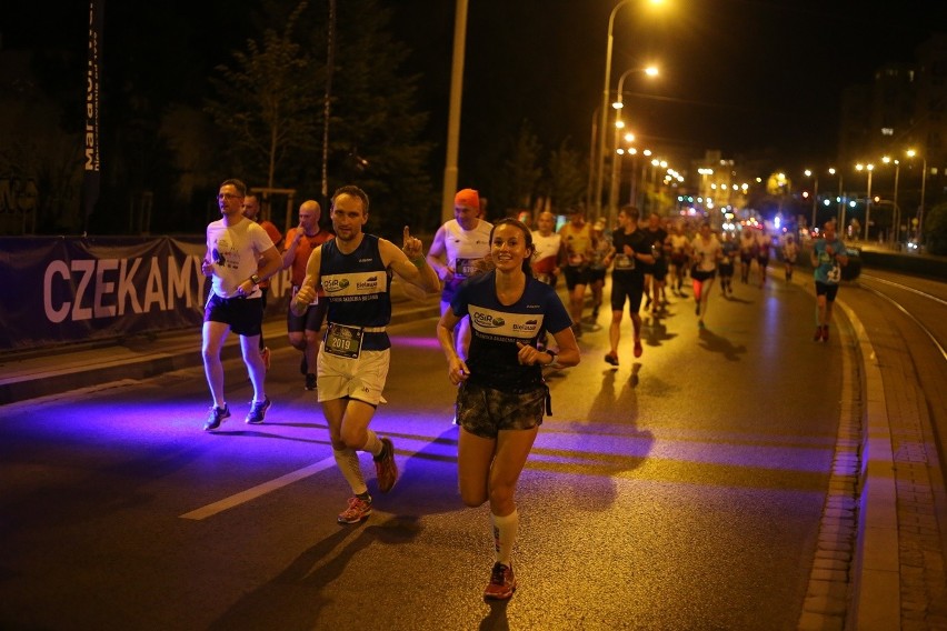 NOCNY PÓŁMARATON 2018 WE WROCŁAWIU - MNÓSTWO ZDJĘĆ Z TRASY