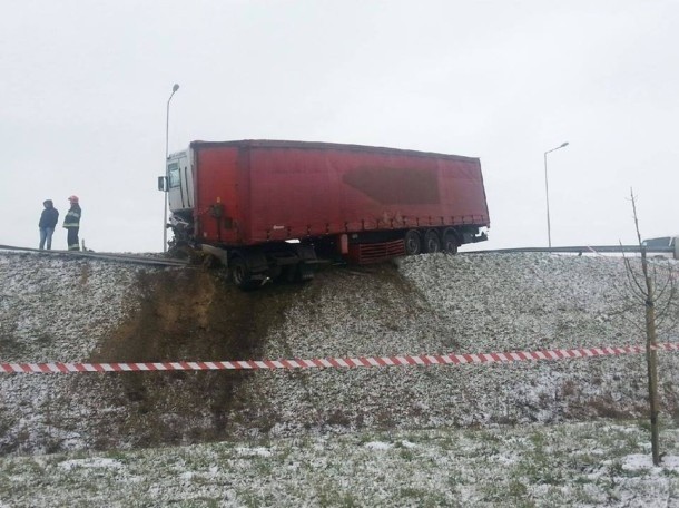 Na drodze Kruszyn - Kowal samochód ciężarowy zawisł na krawędzi drogi [zdjęcia, wideo]