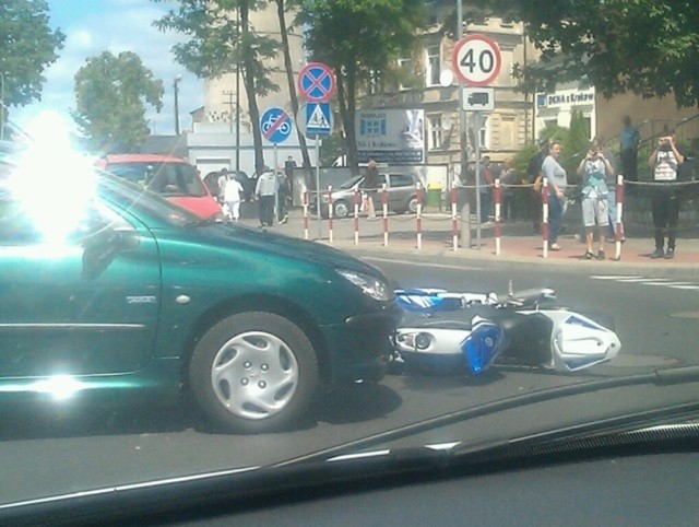 Wypadek z udziałem motocyklisty na skrzyżowaniu w Żarach.