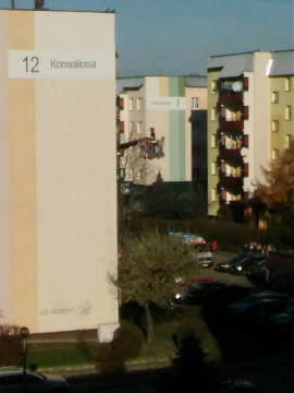 Pożar na Konwaliowej. Ogień objął trzy piwnice. Trzeba było ewakuować całą klatkę