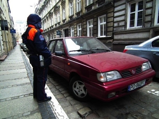 Do 15 zł ma wzrosnąć abonament miesięczny dla mieszkańc&oacute;w zameldowanych na terenie strefy płatnego parkowania. To propozycja prezydenta.