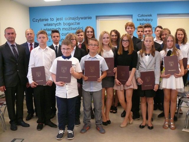 Władze samorządowe gminy Krasocin z nagrodzoną młodzieżą szkolną.