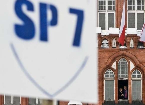 Rodzice i pracownicy Gimnazjum nr 1 i SP nr 7 w Słupsku  ponownie złożyli w ratuszu projekty uchwał obywatelskich.