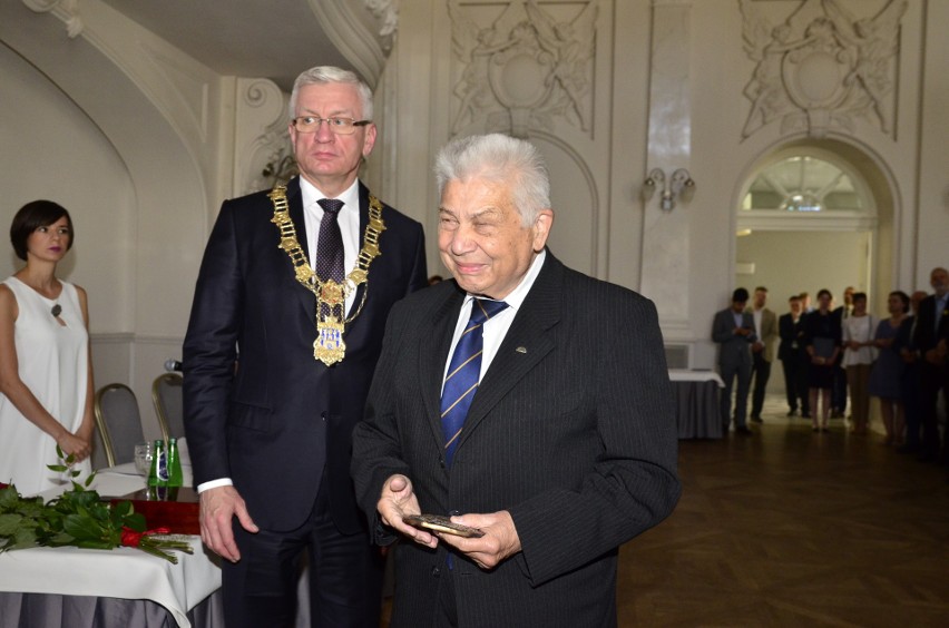 Prezydent Jacek Jaśkowiak i Leonard Szymański, który odebrał...