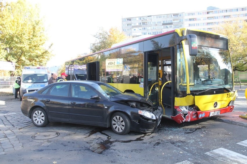 Zderzenie autobusu lini 127 (ZDJĘCIA)