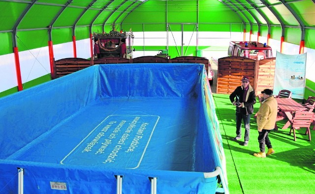 Przykładowy basen zainstalowany w półokrągłej hali w Starkowej Hucie koło Egiertowa