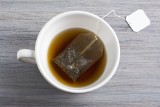 Herbata ekspresowa to nie problem, jeśli torebka nie jest z plastiku. A co po wypiciu? 11 pomysłów na wykorzystanie torebki z herbatą