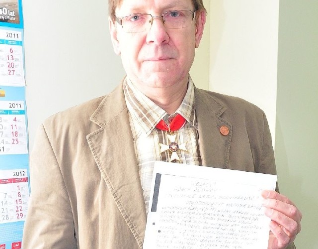Krzysztof Wianecki z tarnobrzeskiej Solidarności Walczącej prezentuje odezwę z 13 grudnia 1981 roku, którą napisał wspólnie ze Stanisławem Zipserem. W tekście odezwy autorzy nawoływali do walki z władzą ludową, która chce zniszczyć Polskę.