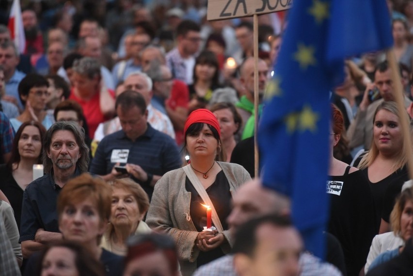 Łańcuch światła znowu w Poznaniu. Mieszkańcy zebrali się na...