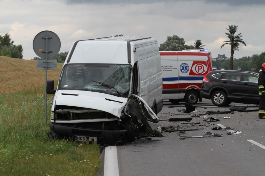 Wypadek w Tarnobrzegu. Dwie osoby ranne w zderzeniu trzech samochodów (ZDJĘCIA)