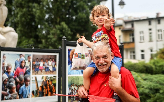 Wystawa „Dzieci Świata” Elżbiety Dzikowskiej będzie prezentowana na placu przy Filharmonii Pomorskiej im. Ignacego Jana Paderewskiego w Bydgoszczy w dniach 9-29 lipca 2021.