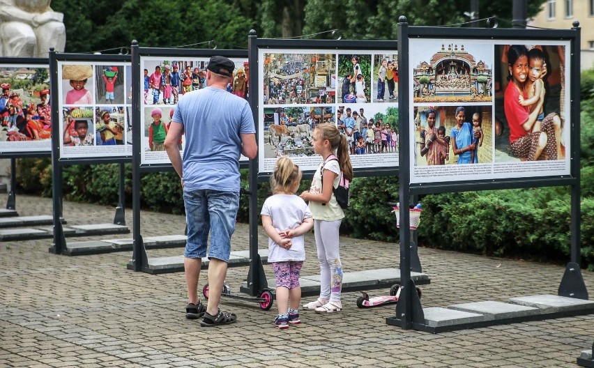 Ekspozycja została objęta honorowym patronatem UNICEF...