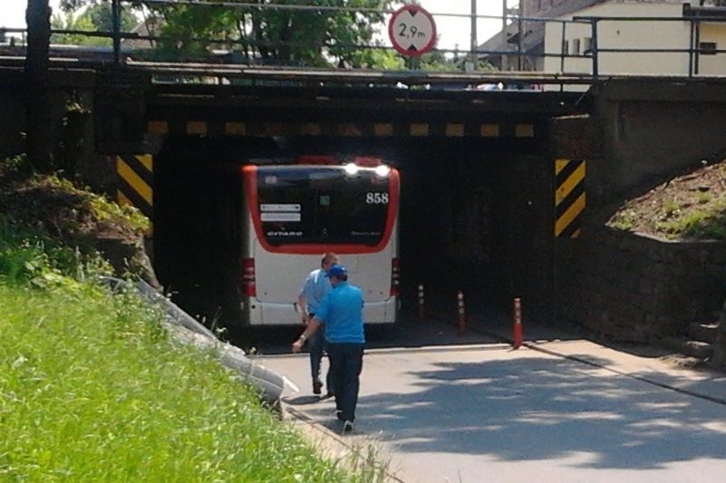 Autobus utknął pod mostem. Ul. Batorego w Rzeszowie zablokowana [ZDJĘCIA]